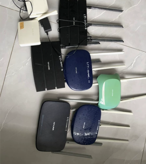 ,一共有八个,6个tplink品牌,2个水...