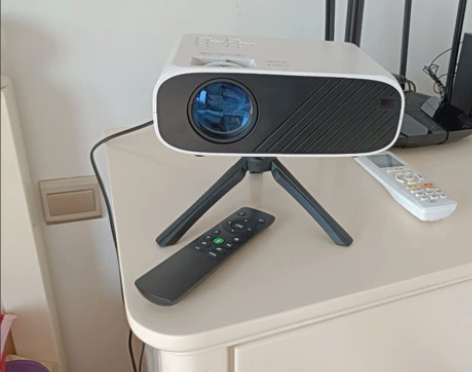 2020新品投影仪家用高清投墙智能迷你机办...