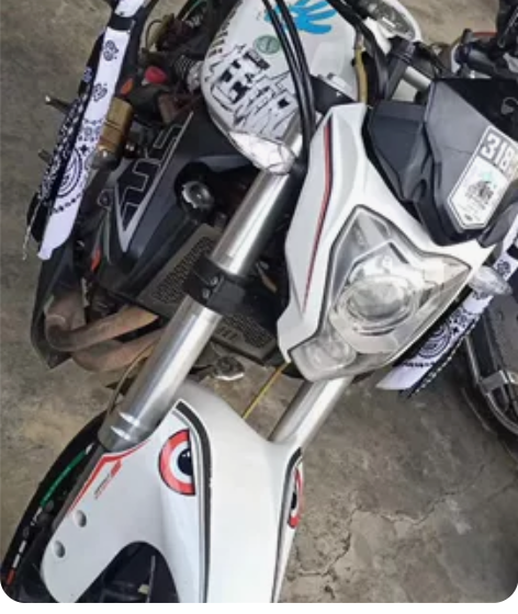 贝纳利黄龙300，裸车，16年，自己骑的车...