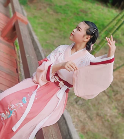 汉服三件套 穿过一次拍照，衣服很好看，质量...