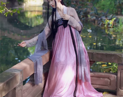 汉服三件套，上衣，齐胸裙，披帛。39.9不...