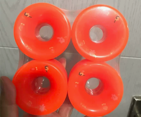 全新轮子，长板、陆地冲浪板都可用 闪亮的橘...