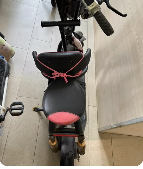闲置二手小电动车，电动车很小，只能坐一个成...