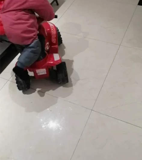 姑姑送的儿童车，充电款，孩子不喜欢玩，放家...