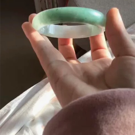 翡翠镯子（保A）都是室内自然光无滤镜 颜色...