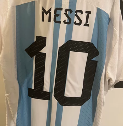 卡塔尔世界杯阿根廷夺冠球员版球衣，梅西印号...