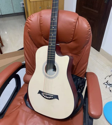 吉他大学在琴行自买来学着弹的，结果现在工作...