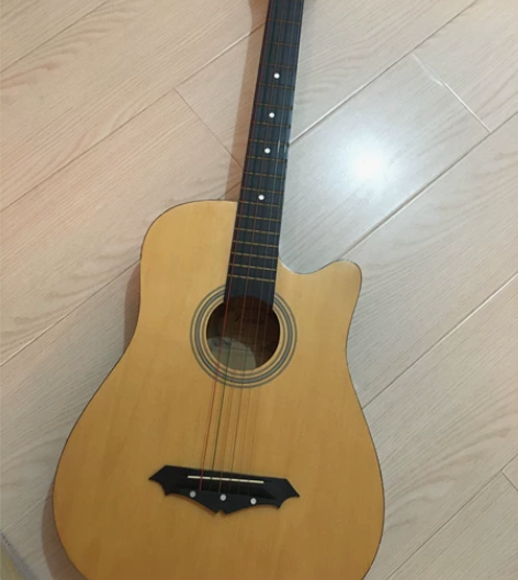 初学者适用的吉他，九成新，五彩弦，买的时候...