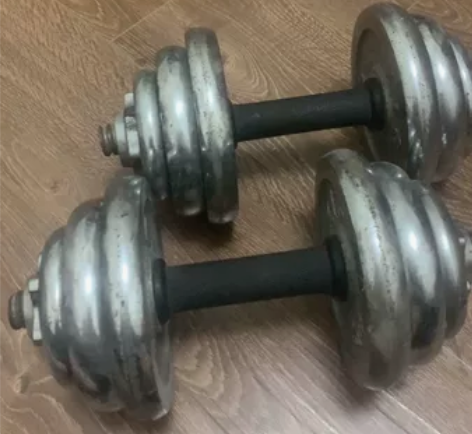 自家一套总重40斤的哑铃,之前逞强买来练肌...