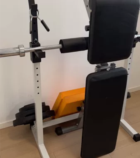 一套家用健身器材 包含： 白色卧推深蹲二合...