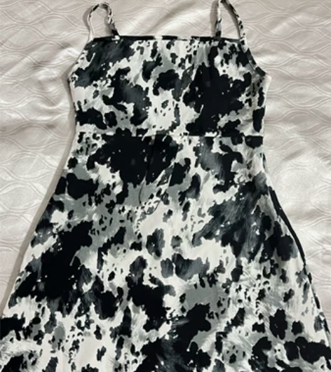 黑白缎面吊带裙，适合芊瘦宝贝穿。侧面隐形拉...