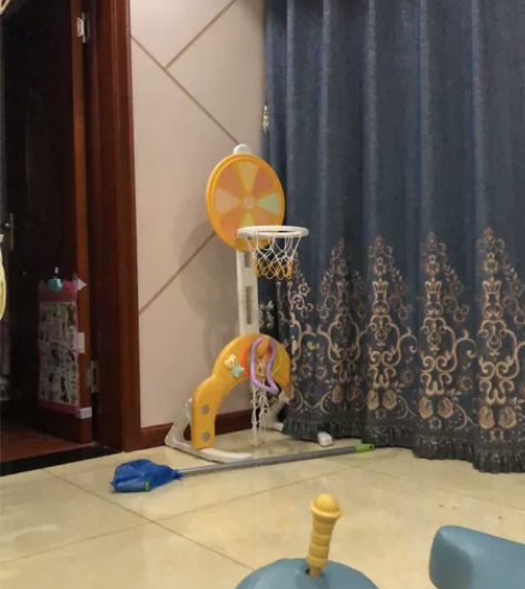 嘟比篮球足球架 也没玩过几次，就在那放着自...