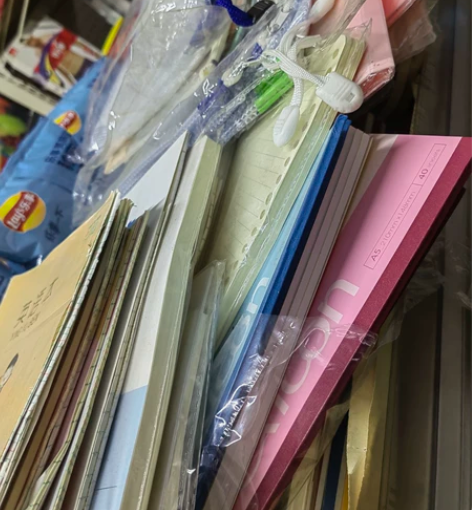 爸爸每次进货都会让他买一堆文具,现在毕业了...