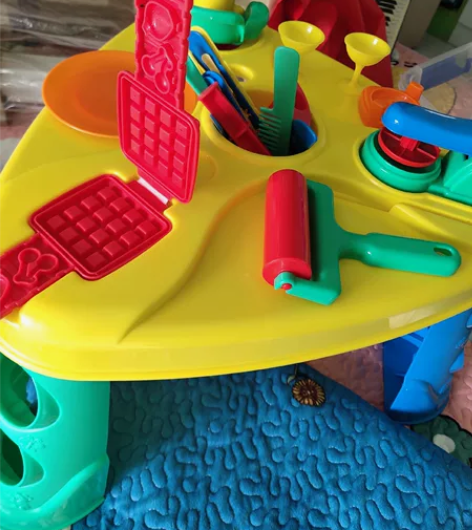 彩泥桌，有使用痕迹，没有彩泥了，只有这些工...