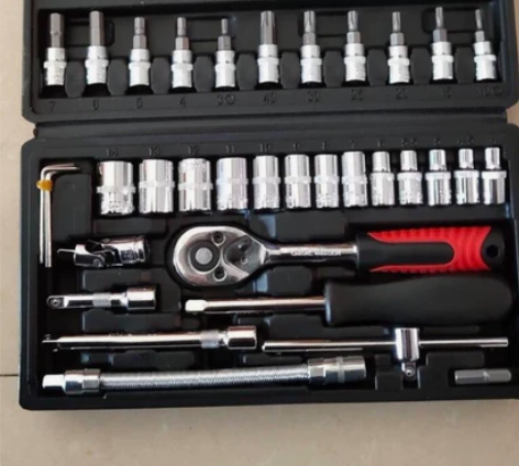 套筒扳手套装快速棘轮多功能汽修修车车载万能...