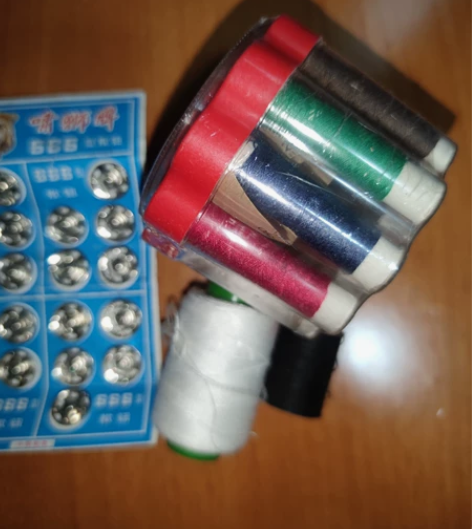出闲置未拆封全新针线盒,额外附赠揿钮一排、...
