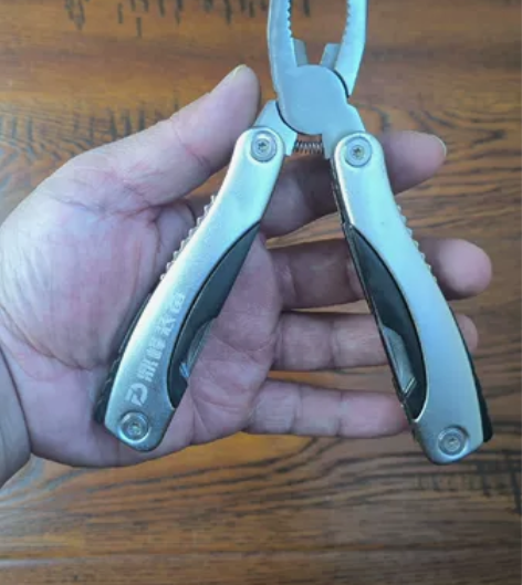 鼎峰多功能钳。 原价100多 ，为了钓鱼所...
