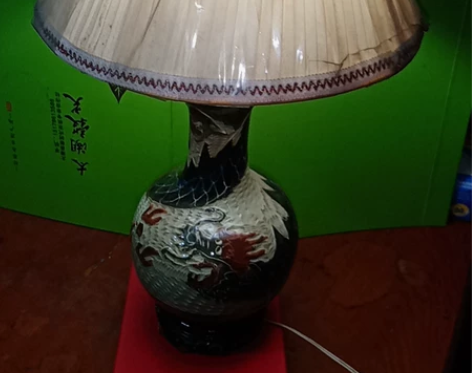 70年代台灯,图案龙云天空,做工精细,釉色...