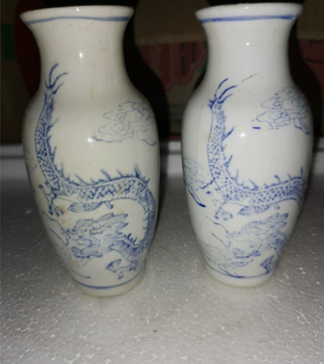 老花瓶一对，六七十年代釉下彩手绘龙云纹，釉...