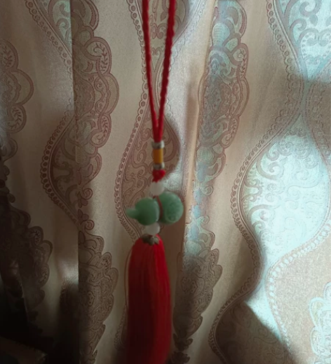 翻梳妆台发现了，车饰挂件，好像是庙会买的，...