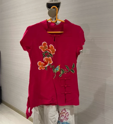 去年在云南买的一套棉麻质感的民族风，很漂亮...