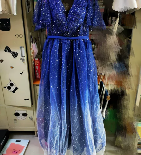 出礼服裙，大一主持时穿过三四次，尾部有些褶...