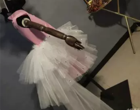 包括衣服,头饰,鱼尾。表演穿过一次,完好。...