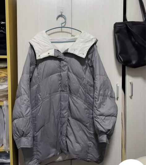 灰色大版连帽羽绒服 颜色款式如图，这件的颜...