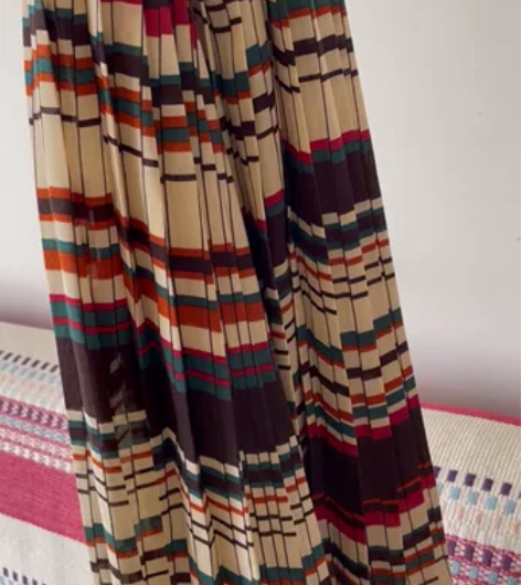 百褶裙，成都旅游时店里三百多买的，质量很好...