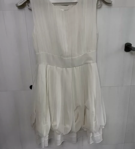 白色柔纱品牌连衣裙，上面是做定型的，下面是...