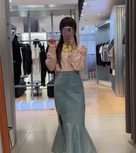 牛仔鱼尾裙，我自己很喜欢的一件，基本上任何...