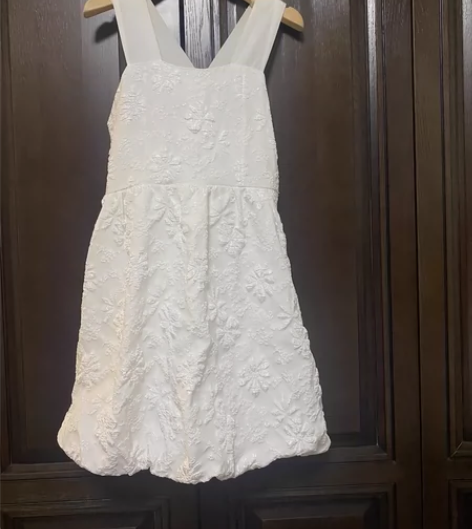 白色浮雕花苞公主裙 全新 背后带大蝴蝶结