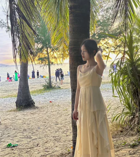 在三亚旅游80块钱买的，拍照很好看，瘦一点...