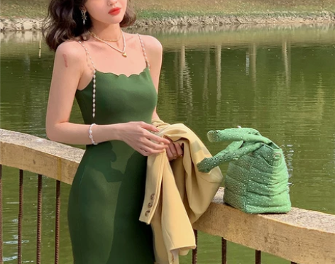 港风复古2021年夏季新款方领珍珠吊带裙性...