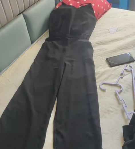 不包邮，优衣库显瘦连体裤。 感兴趣的话点“...