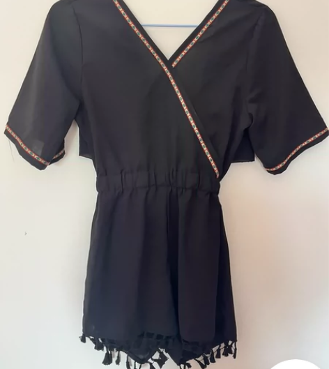 全新,连体裤,带点民族风刺绣,后背,有点小...