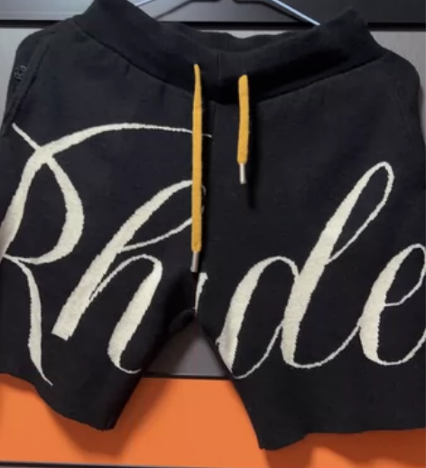 短裤，只是试穿过，一直闲置着，m码，挺宽松...