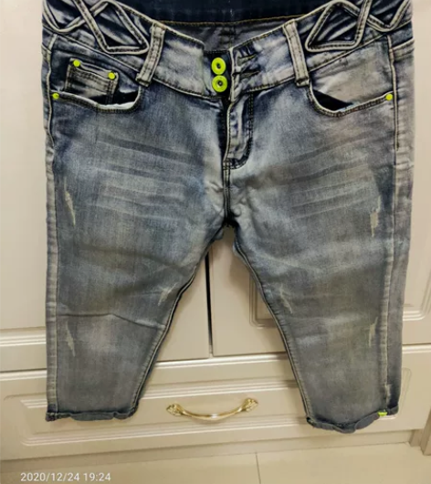 修身显瘦七分牛仔裤本来就是旧衣服，肯定不能...