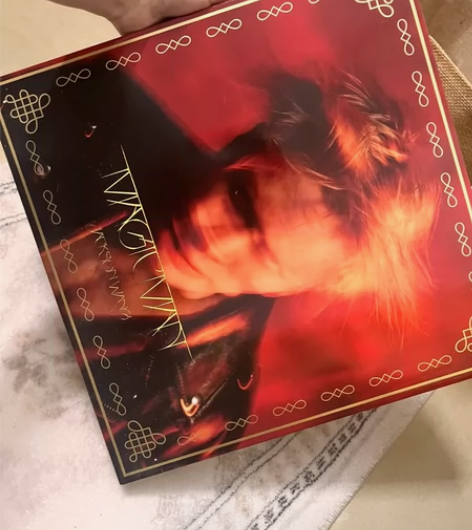 忘记了网易云还是qq音乐 购入的王嘉尔黑胶...