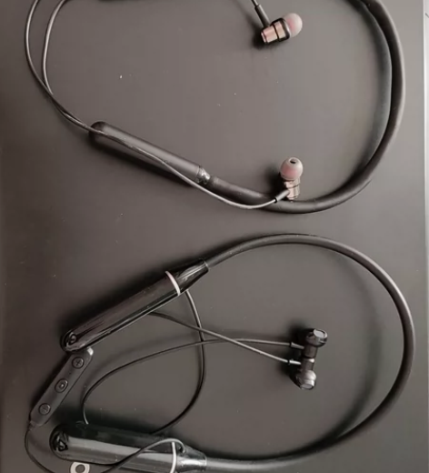 两个运动耳机，一个兰士顿的，一个杂牌的，就...