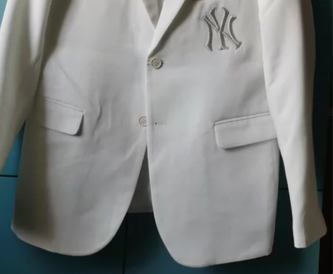 全新潮牌经典款NY白色西装外套，男女都可穿...