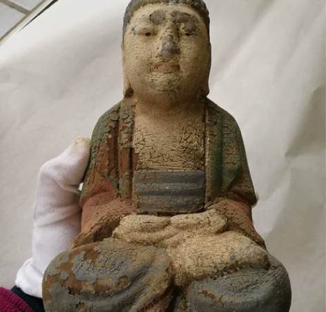 木雕佛像，彩色有脱落，木质不详，年代不详，...