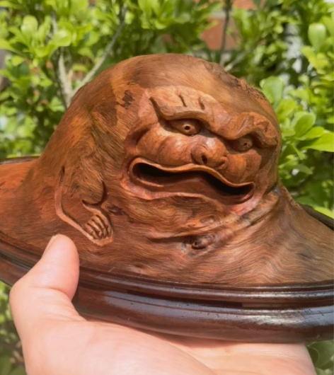 荔枝木巧雕鬼脸怪脸香炉，无上漆，本身的红皮...