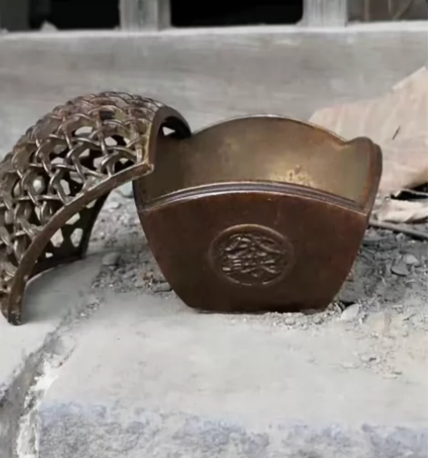 05年父亲在定边县干活是碰到的一个铜的香薰...