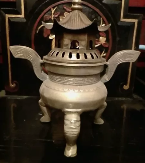 上世纪五六十年代大理所产的纯铜带盖香炉一尊...