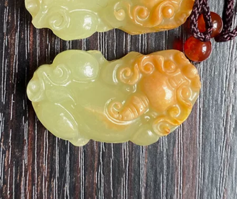 玉雕吊坠 成本处理，情侣款吊坠 带皮玉石貔...