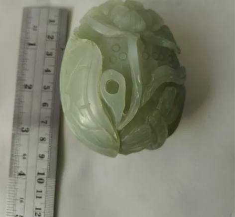 玉雕手把件一个 品相如图,雕刻的不错,朋友...