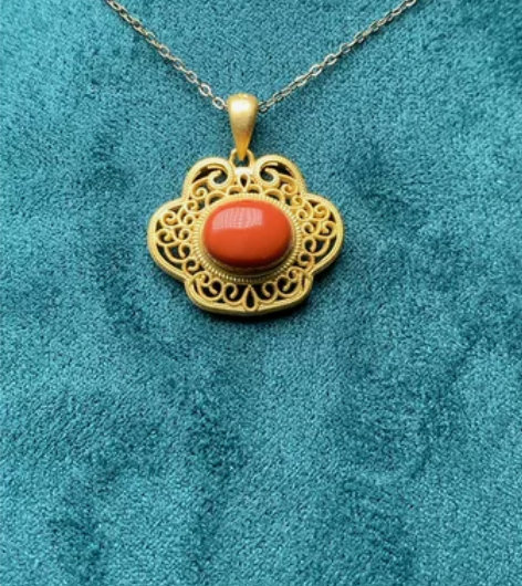 全新 全新  精美南红吊坠 925银精工镶嵌古法鎏金工艺。...