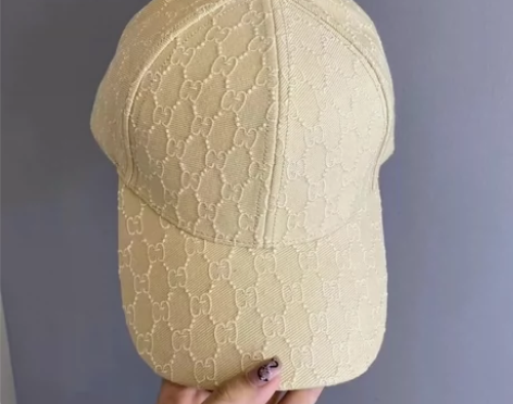 新入手的新款棒球帽，奶白色，高品质帽型很正...