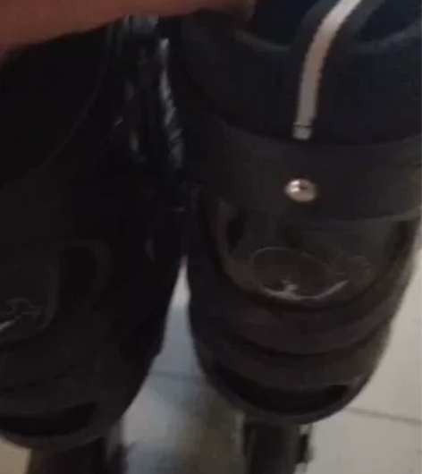 单排滑冰鞋，质量非常好，牌子忘记了当时实体...